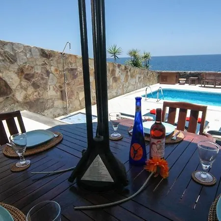 Villa In Sleeps 6 With Pool Air Con And Wifi *